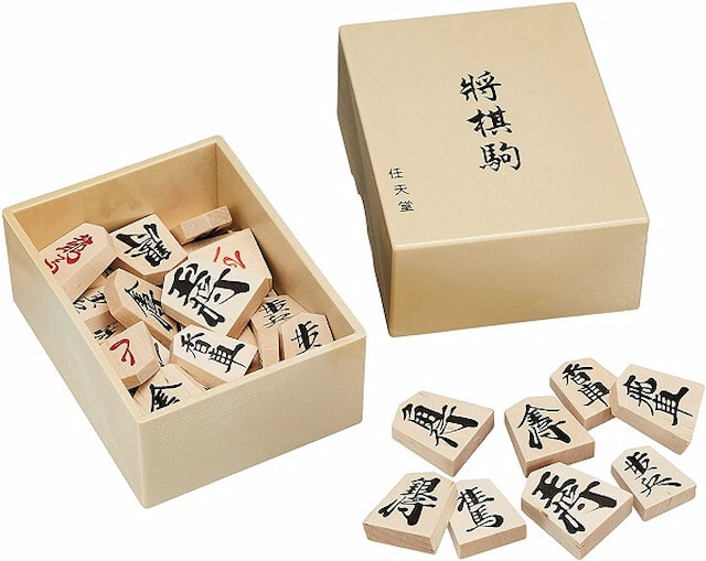 Các quân cờ shogi thương được thiết kế theo hình ngũ giác